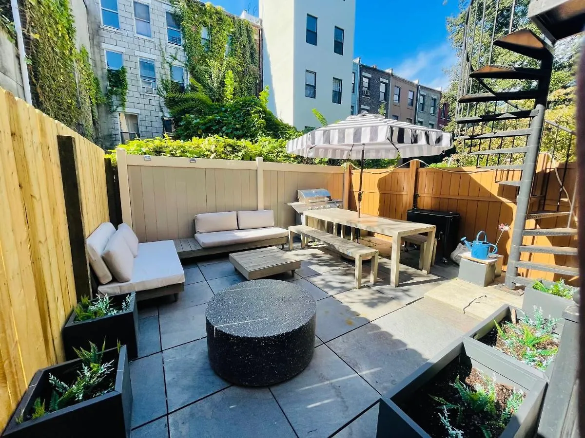 Holiday home Historic Brownstone - Newly Renovated Brownstone On Historic Street With Outdoor Space New York