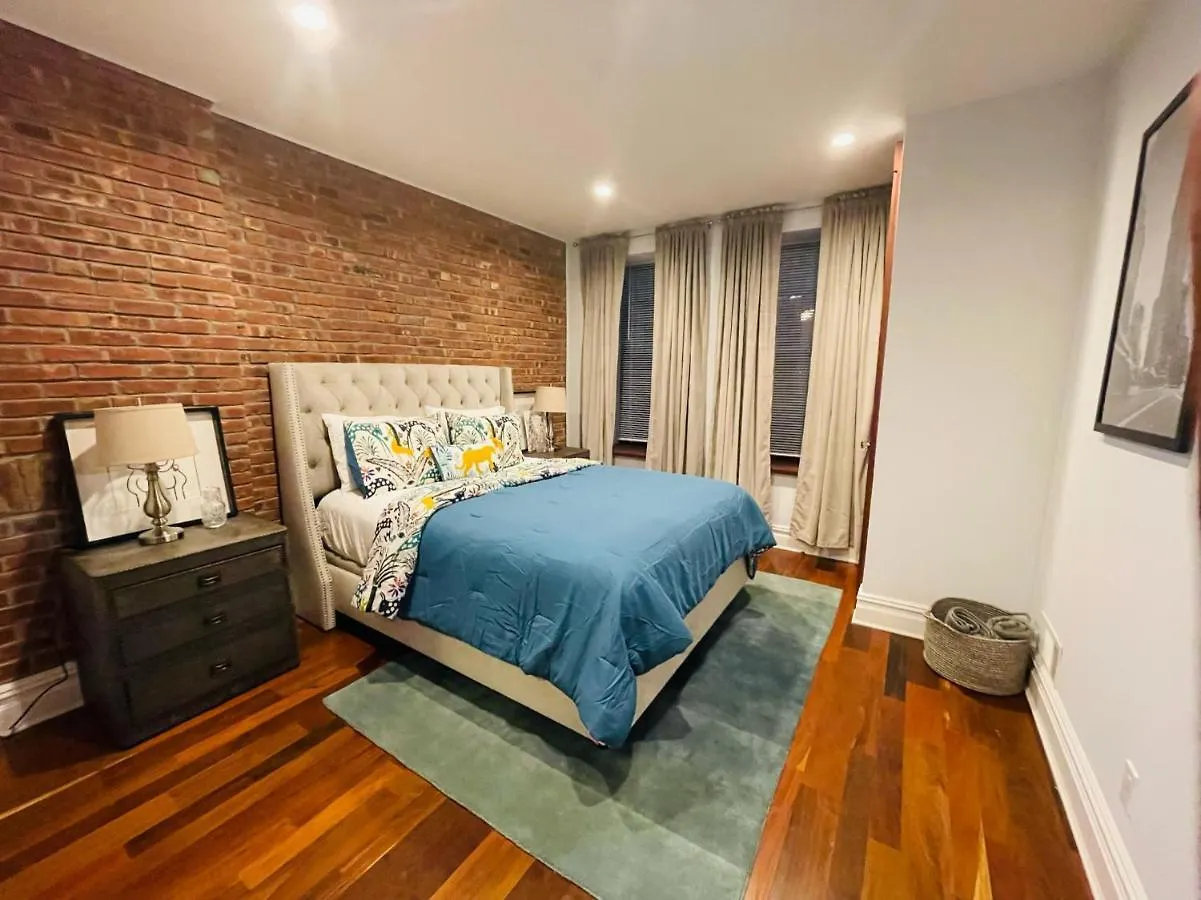 Historic Brownstone - Newly Renovated Brownstone On Historic Street With Outdoor Space의 연락처