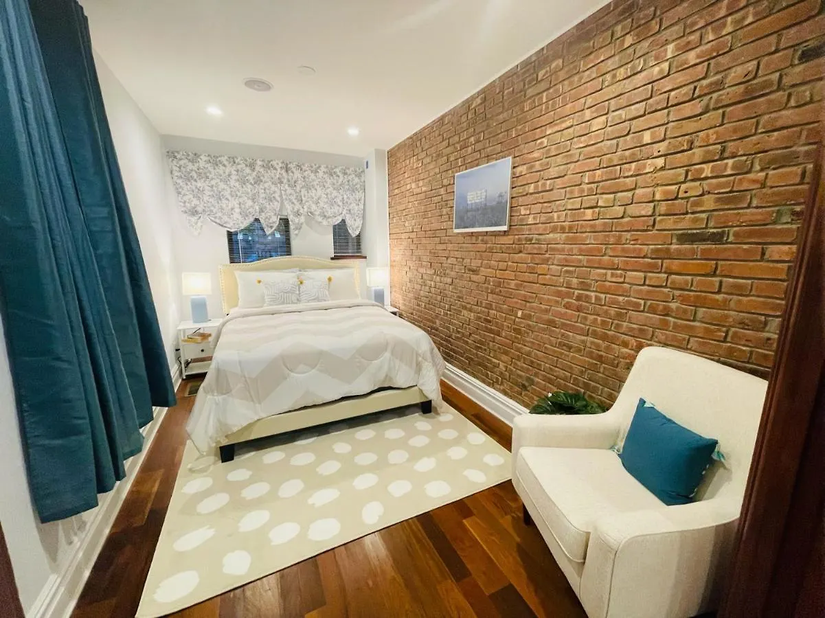 펜션 Historic Brownstone - Newly Renovated Brownstone On Historic Street With Outdoor Space 뉴욕